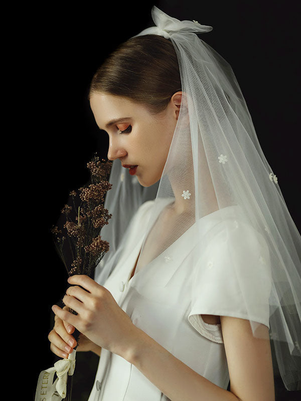https://www.ballbella.com/cdn/shop/files/ivory-two-tier-bows-tulle-cut-edge-drop-wedding-veils-wedding-veils-5_800x.jpg?v=1701982810