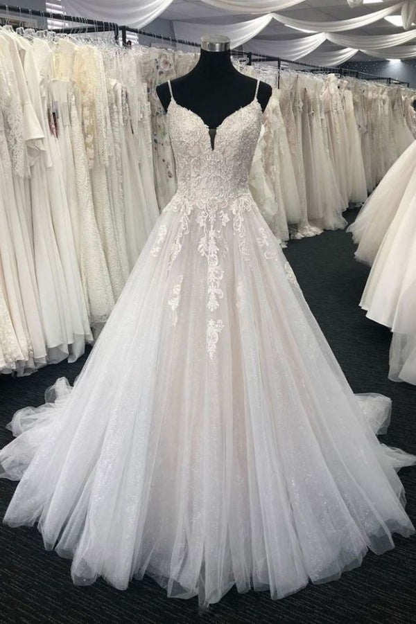 Wanna get a dress in Tulle, A-line style, and delicate Lace work? We meet all your need with this Classic Ivory V-neck Sleeveless A-line Princess Lace Wedding Dress at factory price.