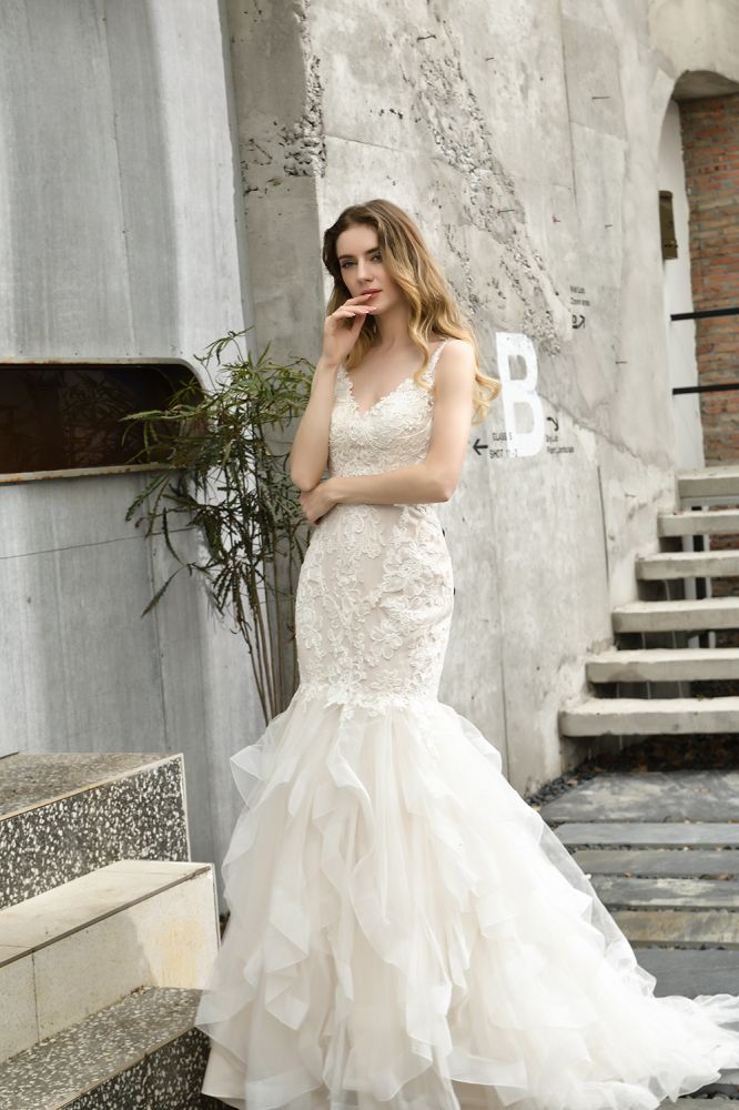 Do not know what to wear for your big day. Ballbella has Luxurious Mermaid Lace Wedding Dress avilable in White, Ivroy and champange. Try this simple bridal gowns for your summer wedding.