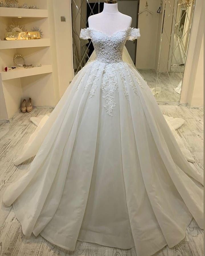 Looking for a dress in Organza, A-line style, and Amazing Lace,Ruffless work? We meet all your need with this Classic luxurious Off-the-Shoulder Appliques A-line Ball Gowns Princess Bridal Gowns.