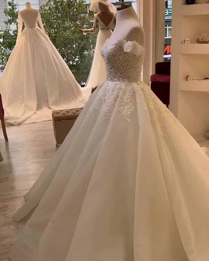 Looking for a dress in Organza, A-line style, and Amazing Lace,Ruffless work? We meet all your need with this Classic luxurious Off-the-Shoulder Appliques A-line Ball Gowns Princess Bridal Gowns.