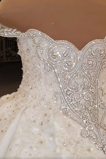 Luxurious Sparkle Beaded Ball Gown Extreme Train Wedding Dress-Ballbella