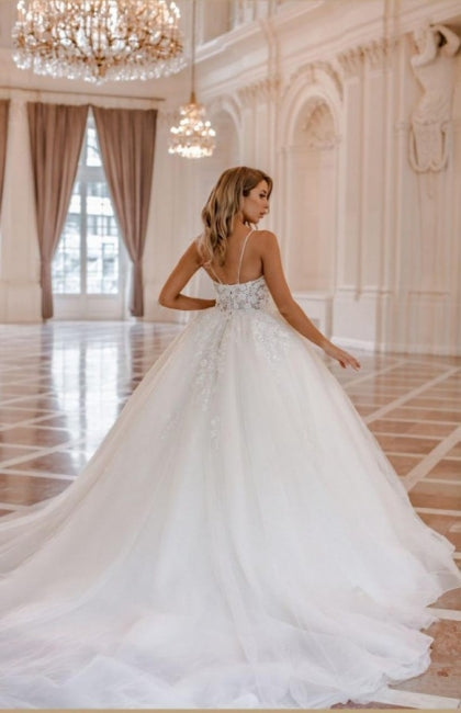 Modern Spaghetti-Straps Sleeveless Ball Gown Lace Wedding Dresses Online-Ballbella
