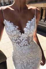 Ballbella offers Spaghetti Straps V Neck Lace Prom Dresses at factory price. It is a Amazing Mermaid Prom Dresses in Lace, which meets all your requirement.