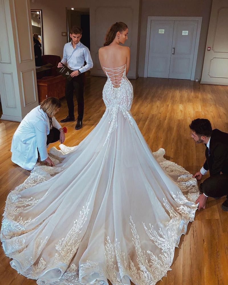 Inspired by this wedding dress at ballbella.com,Mermaid style, and Amazing Lace work? We meet all your need with this Classic Modern Strapless Mermaid Puffy Appliques Bridal Bridal Gowns.