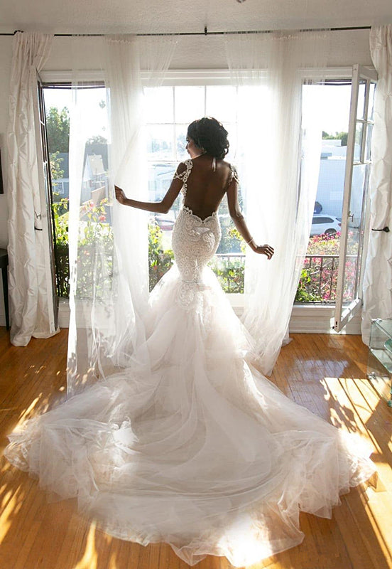 Ballbella.com supplies you Modern V-neck Thick Fall Wedding Dress with lace appliques at reasonable price. Fast delivery worldwide. 