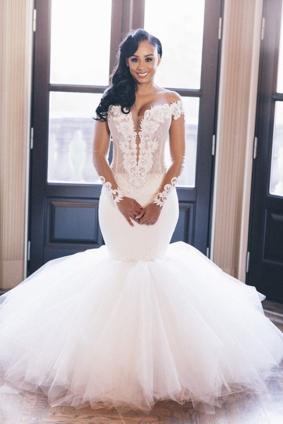 Looking for a dress in Tulle, Mermaid style, and Amazing Lace work? We meet all your need with this Classic Off the Shoulder Mermaid Wedding Dress.