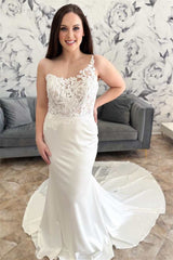 Popular Asymmetrical Scoop Sleeveless Wedding Dresses Satin Mermaid With Appliques Lace-Ballbella