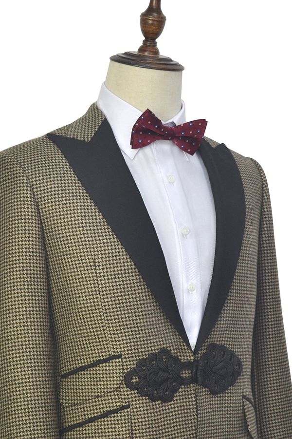 This Retro Small Checked Marriage Suits, Knitted Button Black Peak Lapel Wedding Suits for Men at Ballbella comes in all sizes for prom, wedding and business. Shop an amazing selection of Peaked Lapel Single Breasted Khaki mens suits at affordable price.