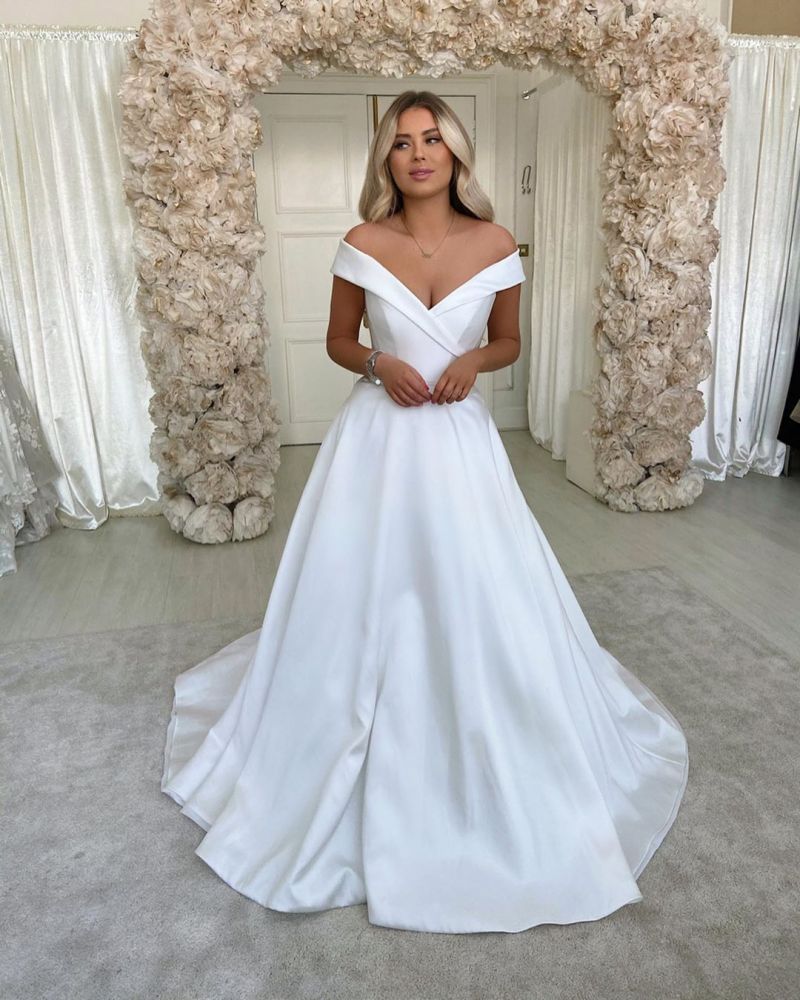 Ballbella.com supplies you Simple Retro White Off the shoulder A-line Bridal Gowns online at an affordable price from Satin to A-line Floor-length skirts. Shop for AmazingCap Sleeves wedding collections for your big day.