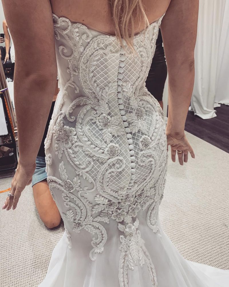 Ballbella offers Sweetheart Ivory Charming Lace Mermaid Buttons Satin Wedding Dresses online at an affordable price from Satin,Tulle,Organza,Lace to Mermaid Floor-length skirts. Shop for Amazing Sleeveless collections for your bridal party.