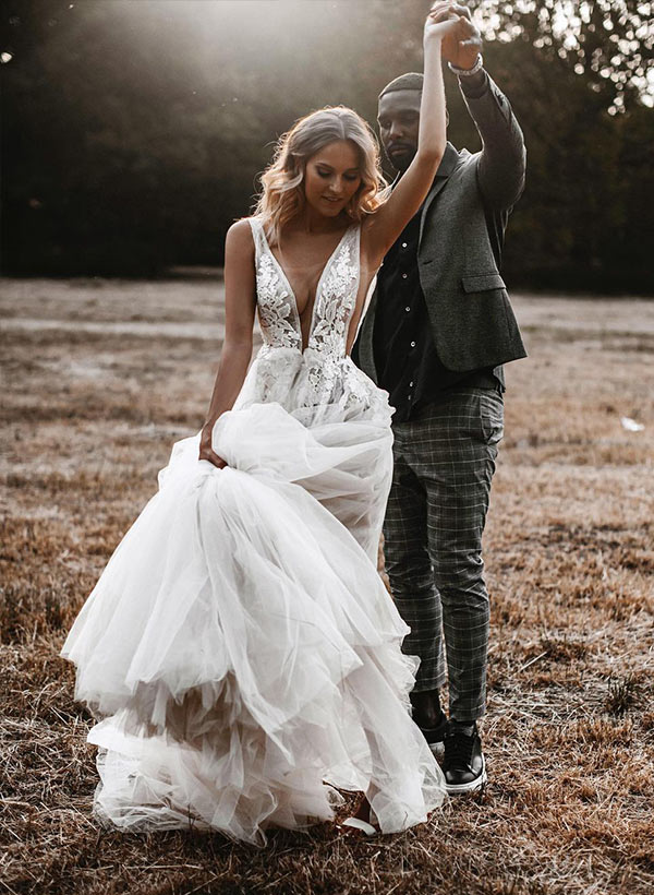 V-Neck Sleeveless Boho Garden Wedding Dresses Sweep Train Tulle Lace Appliques-Ballbella