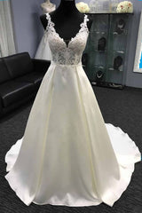 Wanna get a dress in Tulle, A-line style, and delicate Lace work? We meet all your need with this Classic V-neck White A-line Lace appliques Princess Wedding Dress at factory price.