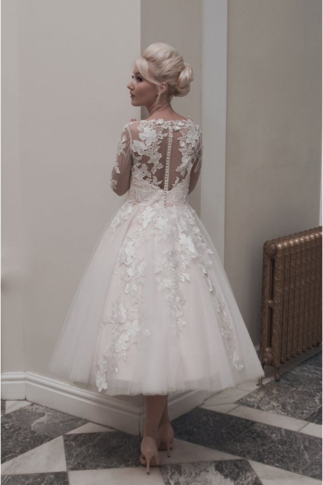 Ballbella offers Vintage Ivory Long Sleevess Lace appliques Short Wedding Dress at factory price.High quality promised, fast delivery worldwide.