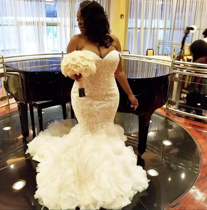 No idea what to wear for your big day? Ballbella custom made you this Ruffless Tulle Bridal Dress with Court Train at factory price.